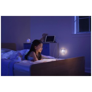 Luce notturna LEDVANCE LED nella stanza di un bambino con ricarica USB, mentre un bambino legge a letto.