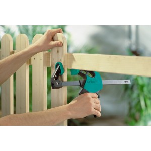 Serre-joint à une main Wolfcraft EHZ Easy 75-300 en utilisation pour coller des lattes de clôture en bois.