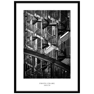 Cornice portafoto Floryda in legno nero 50x70 cm con fotografia in bianco e nero di una scala a chiocciola.