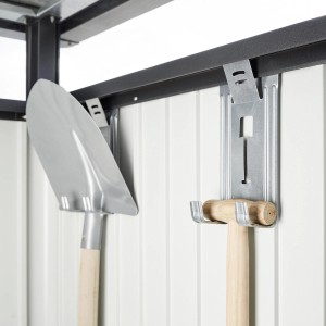 Intérieur abri Biohort HighLine : pelle et marteau sur supports.