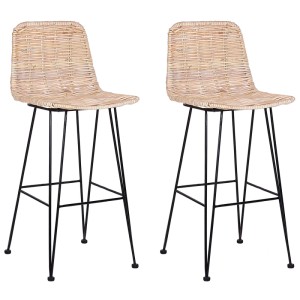 Lot de 2 tabourets de bar Beliani Cassita en rotin marron avec structure en métal noir.