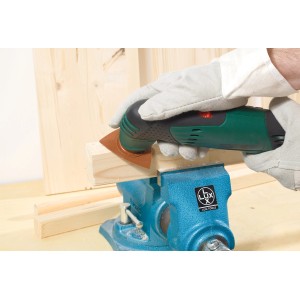 Plateau de ponçage triangulaire LUX Delta HM 80 mm utilisé sur un outil multifonction pour poncer le bois.