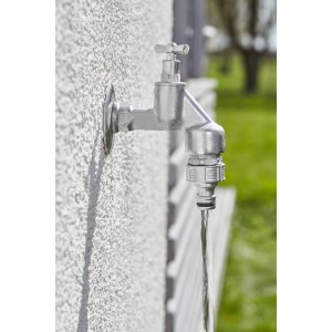 Raccord de robinet Gardena Premium (G 3/4'') sur robinet avec eau courante.