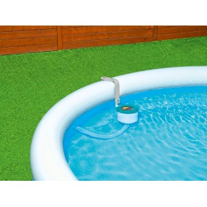 Écumeur de piscine Bestway Flowclear en cours d'utilisation pour nettoyer une piscine hors sol.