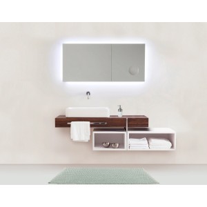 Tappeto bagno Wenko Mona verde chiaro, 50x80 cm, in bagno moderno con lavabo e specchio.