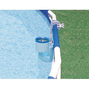 Écumeur de surface Deluxe Intex fixé au bord de la piscine, pour nettoyer la surface de l'eau.