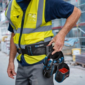 Cintura portautensili Bosch Professional con tasche e supporti ProClick sul corpo di un artigiano.