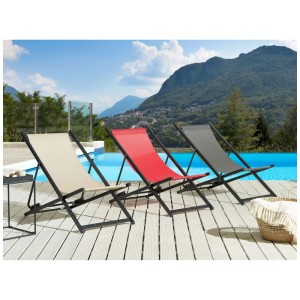 Chaises longues pliantes Beliani Locri II, aluminium, en beige, rouge et gris au bord de la piscine.