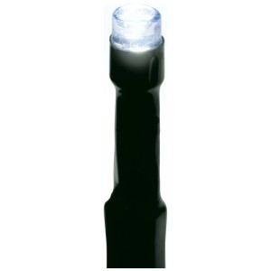 Gros plan d'une LED blanc froid lumineuse sur câble vert foncé de la guirlande lumineuse OBI LED extérieur. Déco de Noël.