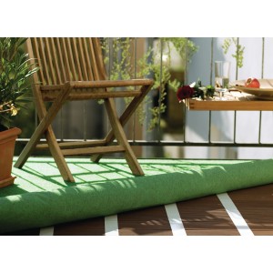 Ruban de fixation Tesa fixant le gazon synthétique sur un balcon avec des dalles en bois. Adhésif extra fort pour moquette et PVC.