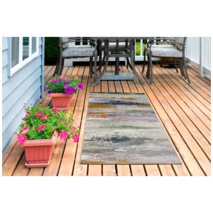 Tappeto da esterno Andiamo Portland Multi, 80x150 cm, su patio in legno con tavolo e fiori.
