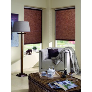 Store enrouleur Gardinia EasyFix Naturel Nougat, 75x150 cm, dans salon avec fauteuil et lampe.