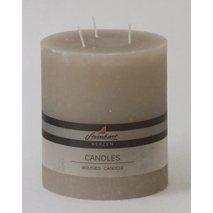 Bougie pilier 3 mèches couleur taupe avec un aspect givré. Bougie décorative pour une lumière d'ambiance.