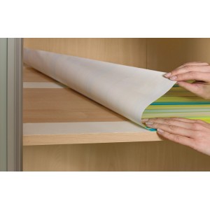 Application du ruban adhésif double face Tesa (10 m x 50 mm) sur une étagère.