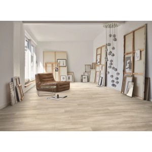 Musterstück Parador Modular One Vinylboden in Pinie Rustikal Grau im Wohnraum.