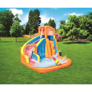 Parc aquatique gonflable Zone aquatique avec toboggan, mur d'escalade et piscine dans le jardin.