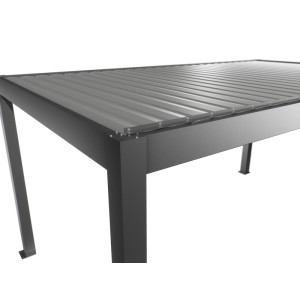 Pergola Biohort 5x3 m in argento quarzo, dettaglio delle lamelle e della struttura.