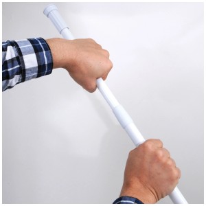 Mains ajustant la barre de douche MSV blanche en aluminium, extensible de 140 à 260 cm.