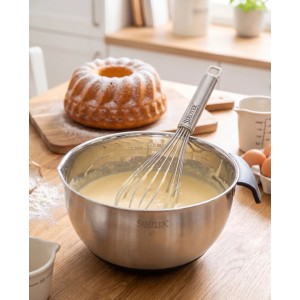 Städter Edelstahl Schneebesen in Rührschüssel mit Teig. Hochwertiger Küchenhelfer für Backen und Kochen.