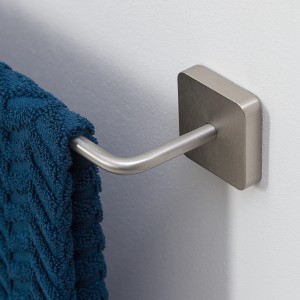 Portasciugamani Tiger Onu in acciaio inox spazzolato con asciugamano blu.