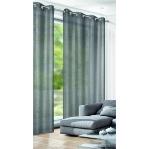 Tenda a occhielli antracite glitterata, 245x135 cm, davanti a finestra con divano.
