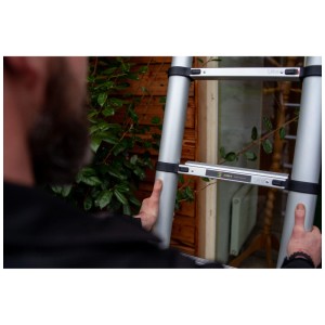 Scala telescopica Batavia Premium, 9 gradini, alluminio, con indicatore angolare in uso.