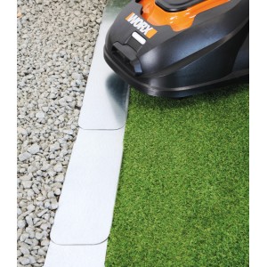 Bordure de pelouse Bellissa pour robot tondeuse, galvanisée, lot de 2. Bordure avec robot tondeuse sur gazon et gravier.