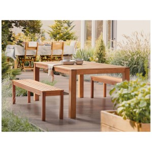 Banc de jardin Beliani Monsano en bois d'eucalyptus, marron, avec table et chaises de jardin à l'extérieur.