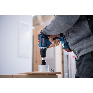 Avvitatore a batteria Bosch Professional GSR 18V-90 C che fora il legno.