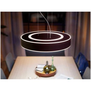Schwarze Philips Hue Enrave LED-Pendelleuchte mit indirektem Licht über Esstisch.