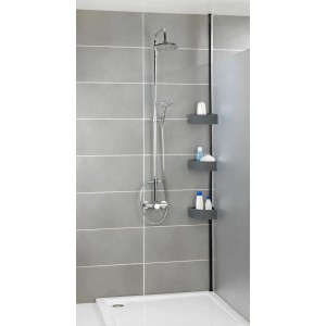 Étagère d'angle télescopique Wenko Villata avec 3 paniers gris dans la douche, pour ranger les accessoires de bain.
