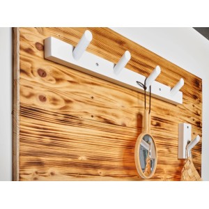 Weisse Hettich Hakenleiste aus Buche mit 4 Haken an rustikaler Holzwand. Garderobenleiste für Flur.