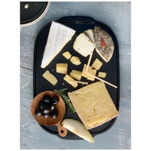 Box formaggio Emile Henry in ceramica nera con formaggio, olive e pera.