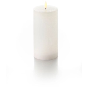 Weiße Balthasar LED-Zylinderkerze Rustico aus Paraffin, 15 cm hoch, für stimmungsvolles Licht.