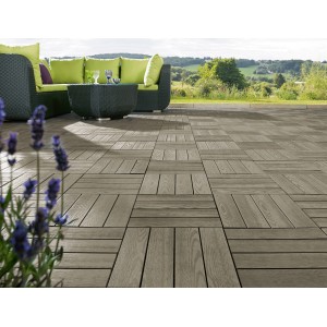 Dalles clipsables WPC aspect bois gris clair posées sur terrasse avec mobilier de jardin.