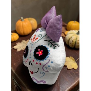 Figura decorativa LED a forma di teschio di Halloween (39cm) con fiocco e occhi lampeggianti. Decorazione a tema Halloween.