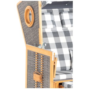 Détail du fauteuil de plage Wismar avec hublot, bois et polyrotin gris, coussins à carreaux.