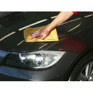 Sonax Premium Fensterleder zum Trocknen eines Autos für streifenfreien Glanz.
