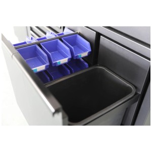 Gros plan : Armoire à outils Kraftwerk Mobilio noire avec bacs en plastique bleus.