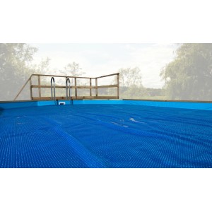 Bâche thermique bleue Weka 400x540 cm sur piscine, avec échelle.