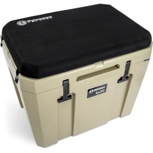 Petromax Sitzkissen Schwarz auf Kühlbox kx50: Bequemer Rastplatz zum Mitnehmen.