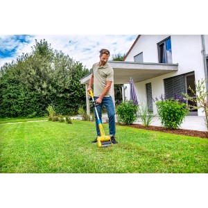 Gloria MultiBrush spazzola per fughe a batteria in uso per pulire i bordi del prato in giardino.