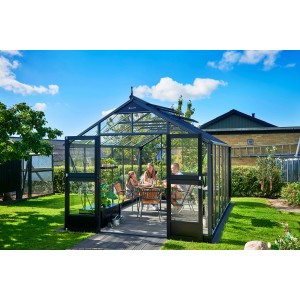Serre Juliana Premium 13 anthracite avec famille déjeunant dans le jardin.