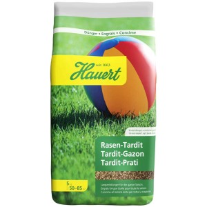 Confezione Hauert Rasen-Tardit fertilizzante a lenta cessione per prato 5kg con prato e palla sullo sfondo.