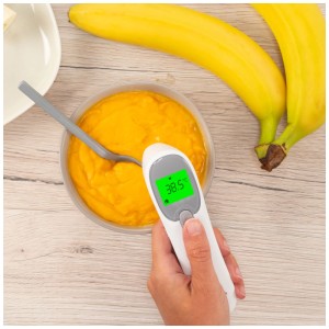 Reer Infrarot-Fieberthermometer bei der Messung von Babynahrung. Kontaktlose Temperaturmessung.