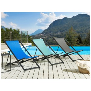 Lettini prendisole pieghevoli Beliani Locri II, alluminio, in blu, turchese e grigio a bordo piscina.