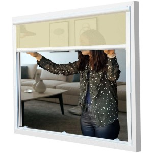 Store enrouleur de protection solaire beige Albani (75x130 cm) sur fenêtre, montage facile par serrage.