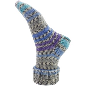 Laine à chaussettes Myboshi Merino Lavande, chaussette tricotée dans les tons gris, bleu et lilas.
