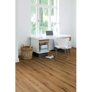 Sol stratifié Kaindl Masterfloor XPT Chêne Evoke Sunset posé dans un bureau moderne.