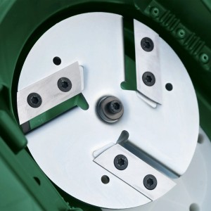 Gros plan sur le système de lames du broyeur à batterie Bosch UniversalShredder 2x18V-25 Solo.